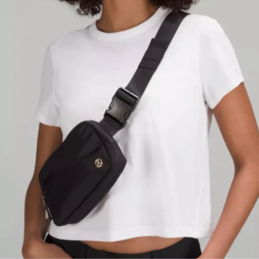 NEW!! Lululemon Everywhere Belt Bag 1L - Picture 3 of 5